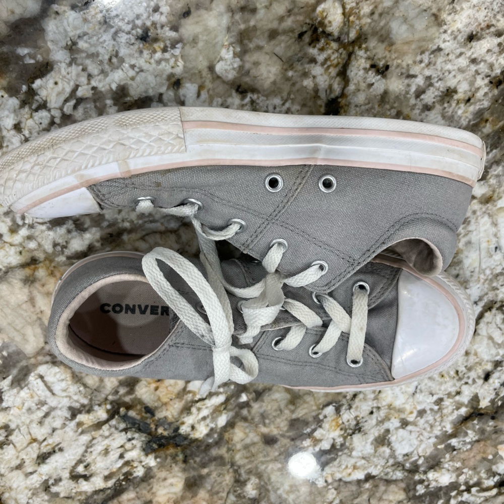 CONVERSE ALL STAR CLASSIC CHUCK. Low top gray. Girls, size 3.